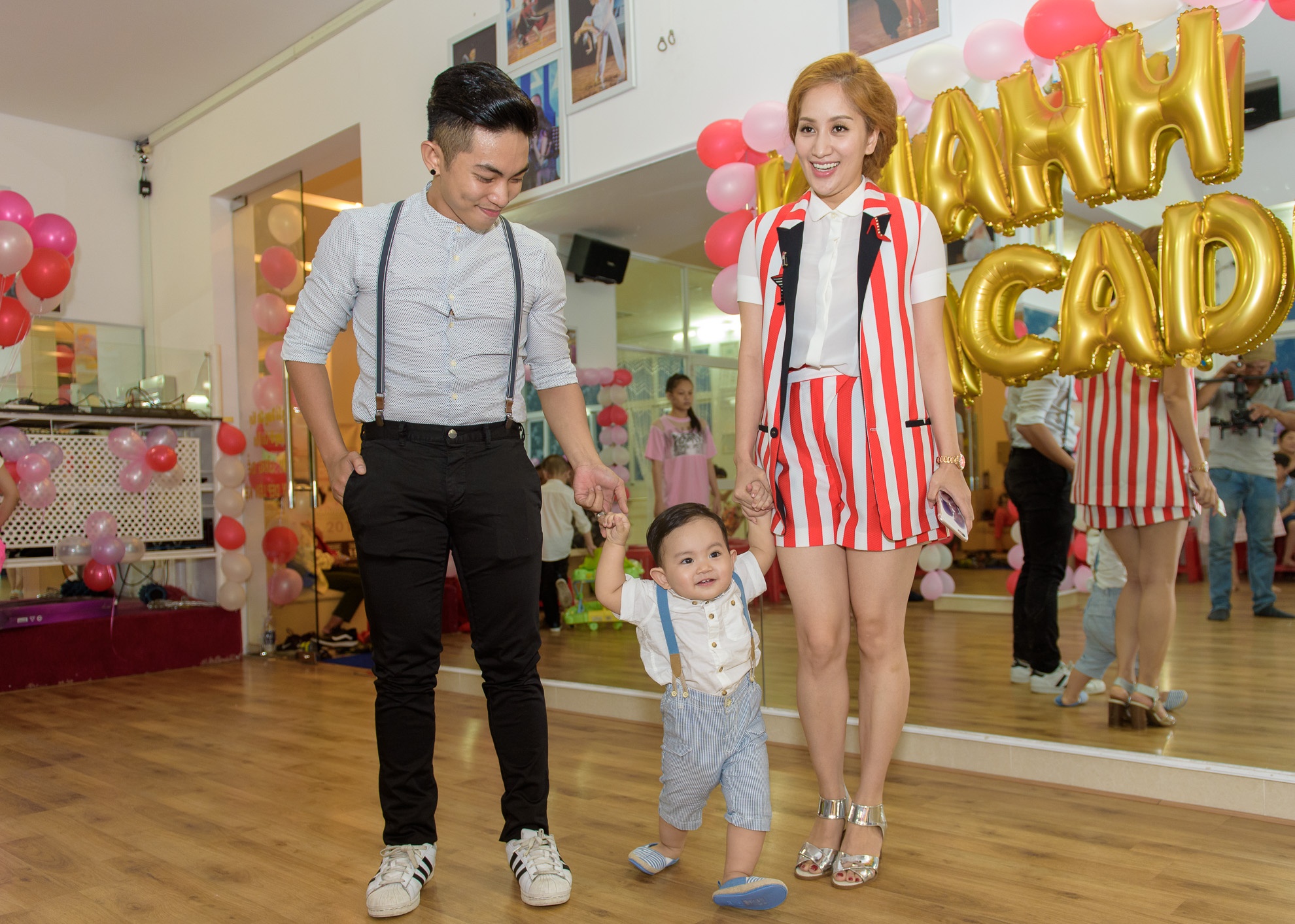 Khanh Thi to chuc tiec 1/6 anh 2