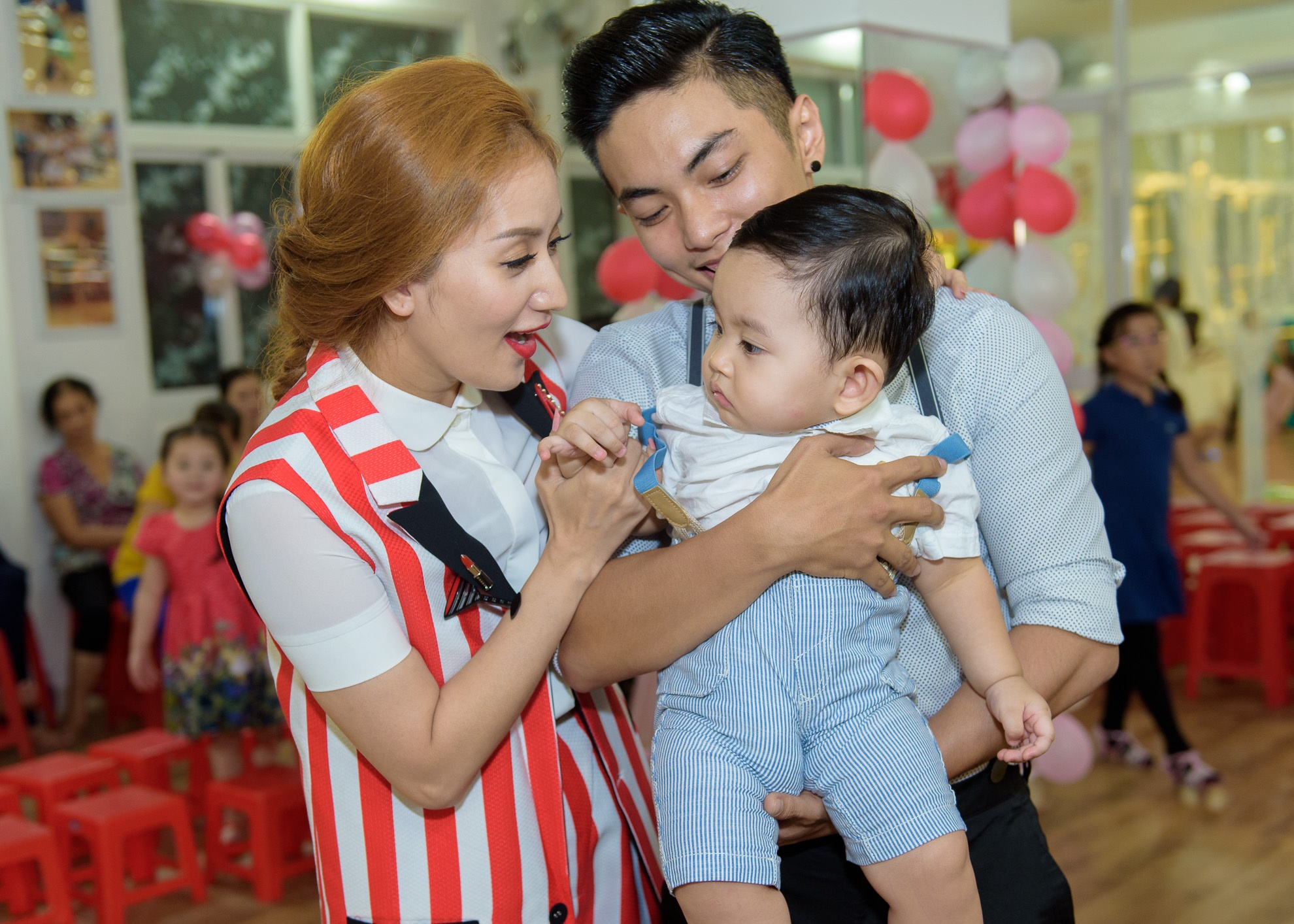 Khanh Thi to chuc tiec 1/6 anh 3