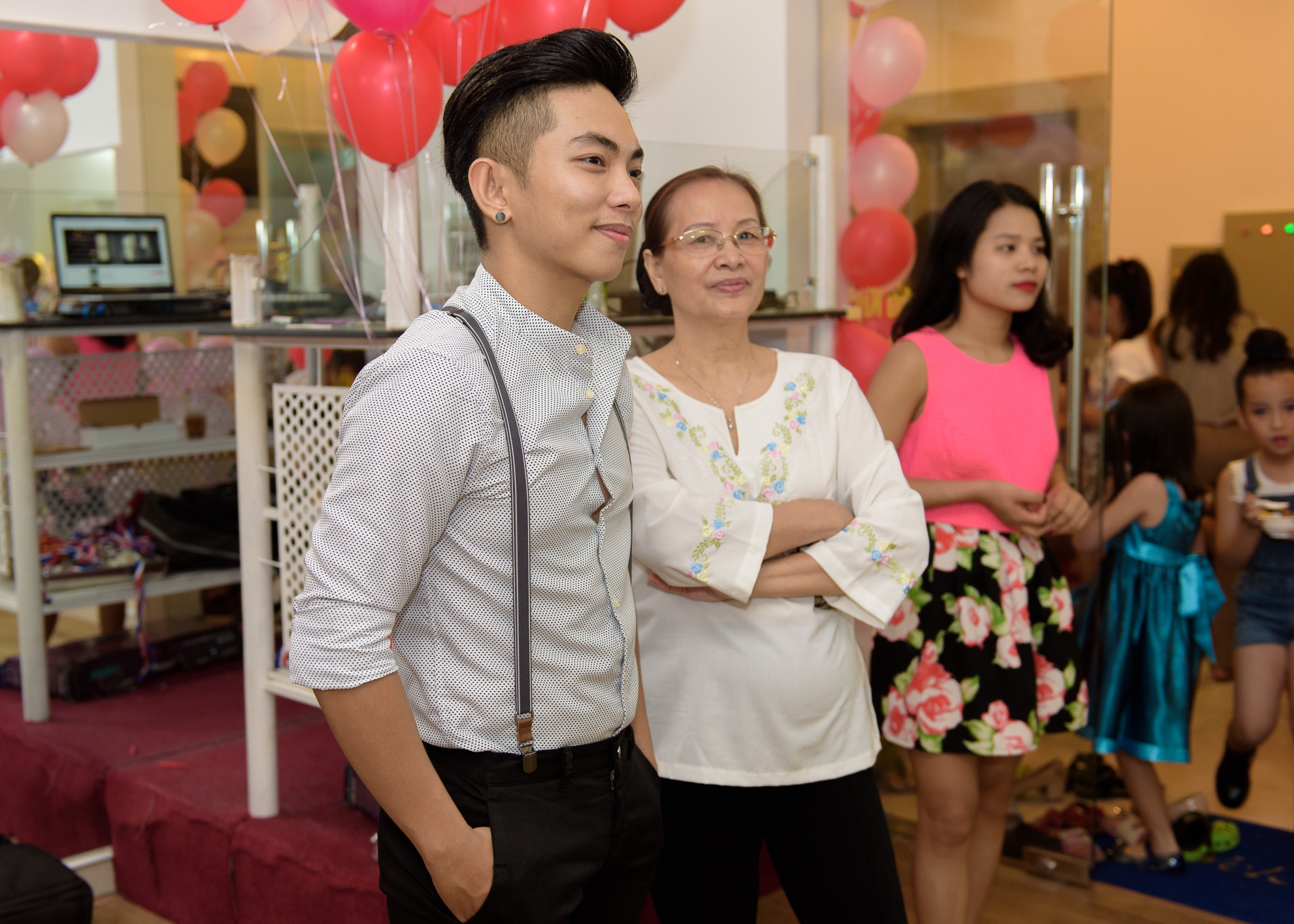 Khanh Thi to chuc tiec 1/6 anh 10