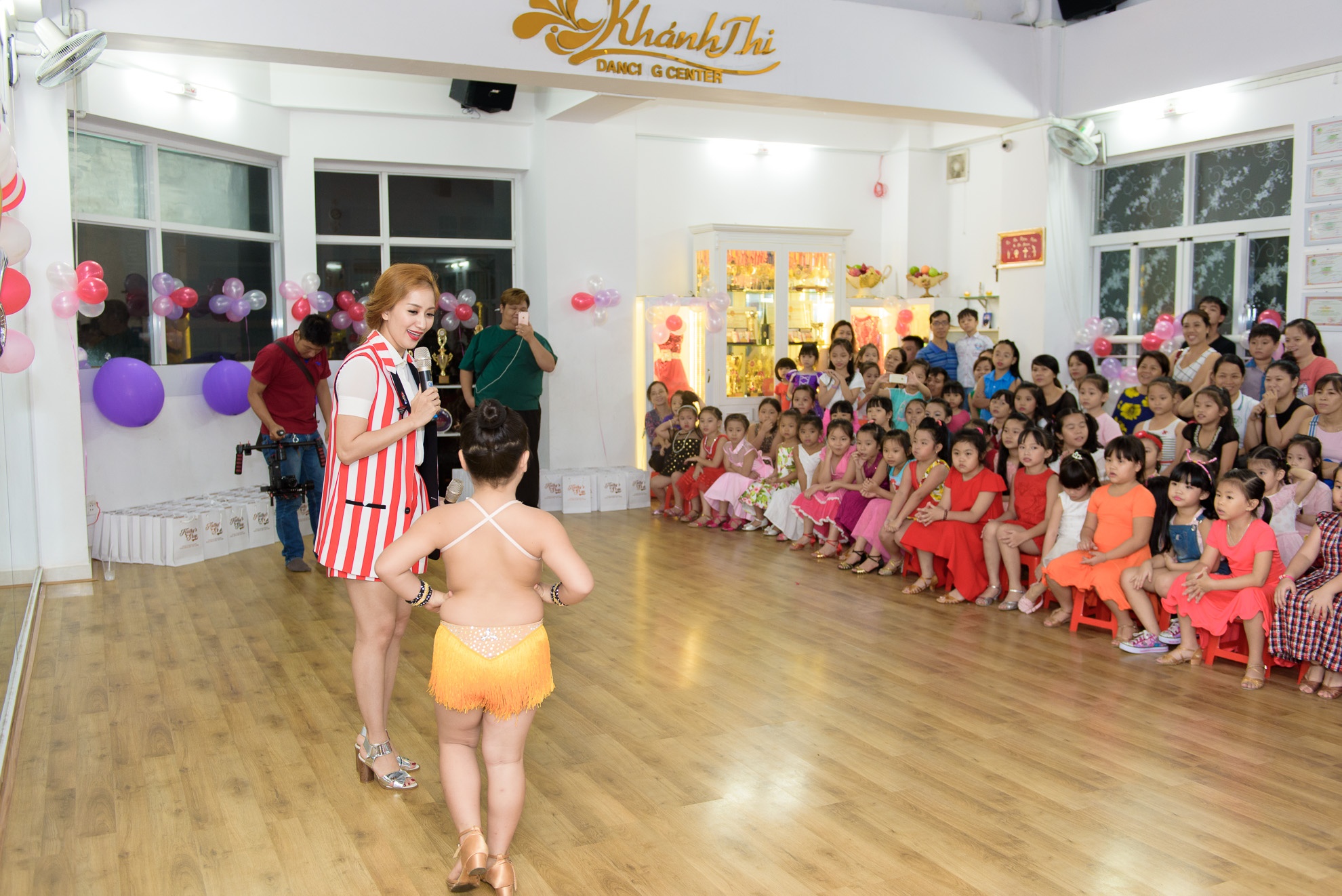 Khanh Thi to chuc tiec 1/6 anh 7