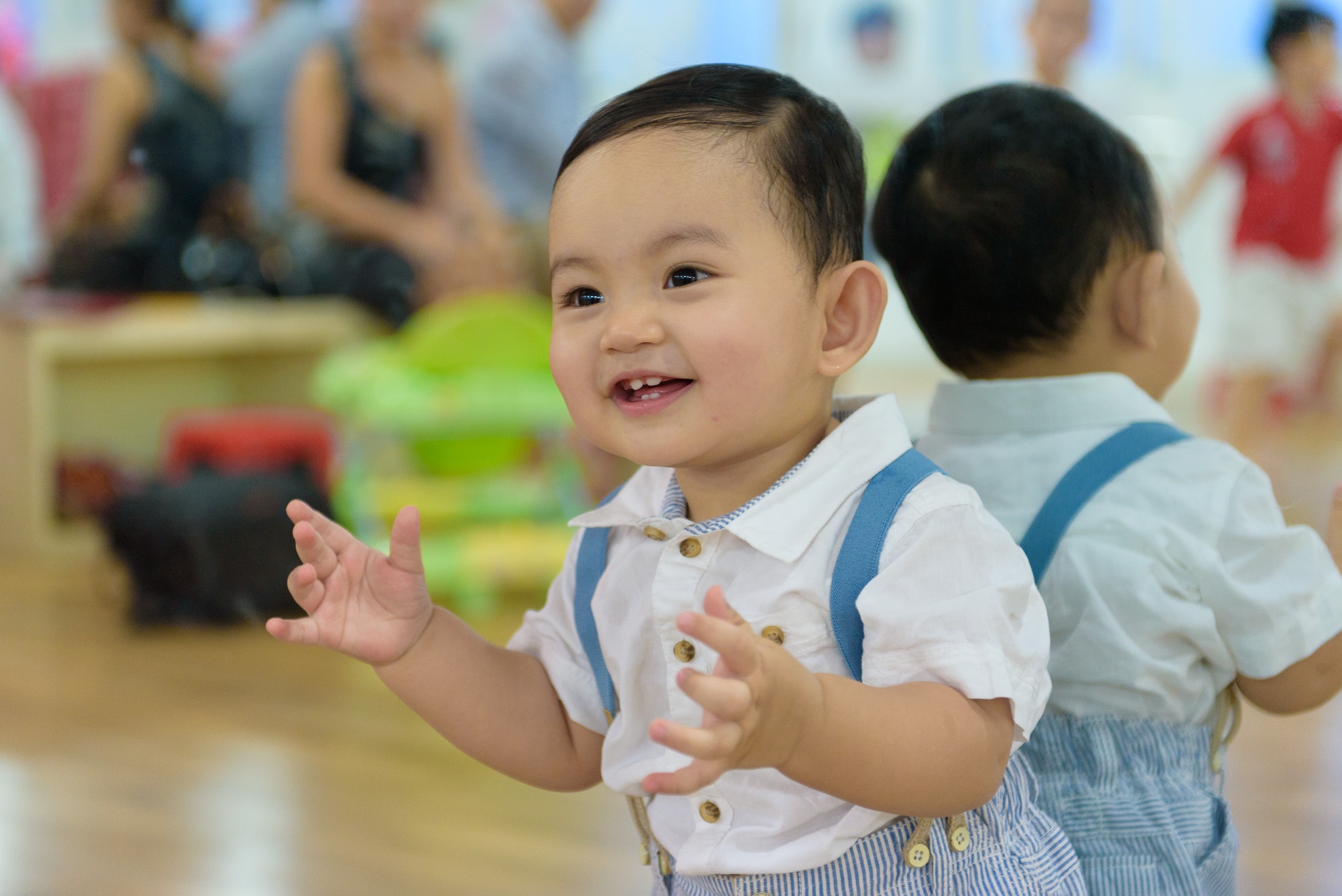 Khanh Thi to chuc tiec 1/6 anh 9