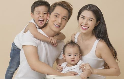 Dang Khoi khoe 2 quy tu dang yeu hinh anh