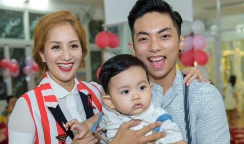 Khanh Thi to chuc tiec 1/6 vui nhon cho con trai hinh anh