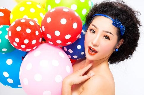 Thuy Nga thua nhan phai dien ca tren san khau va ngoai doi hinh anh