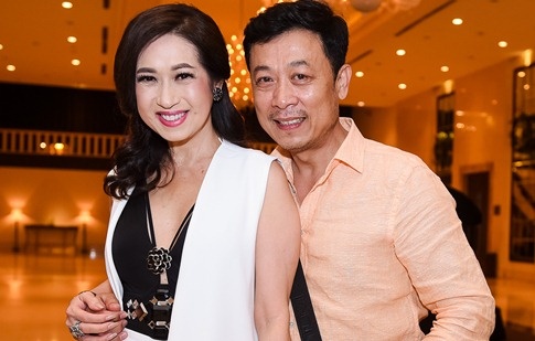 Van Son tinh cam om eo Y Lan trong su kien hinh anh