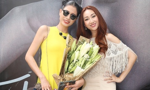 Trang Tran mang hoa den chuc mung Leu Phuong Anh hinh anh