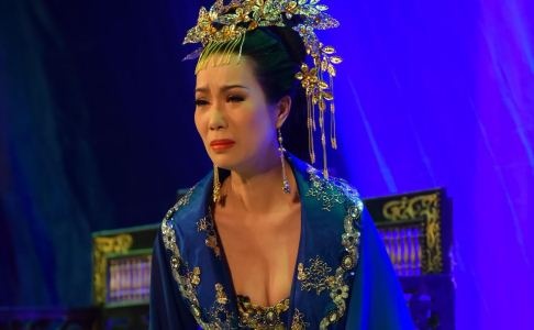Trinh Kim Chi ho nguc bao vao vai hoang hau hinh anh