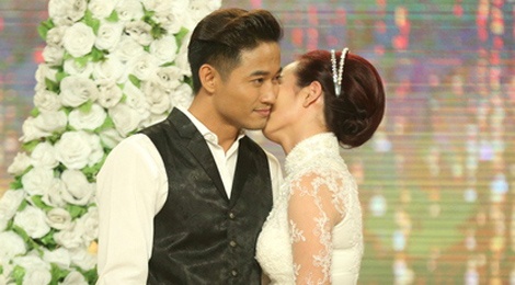 Quy Binh boi thu nu hon tren san khau hinh anh