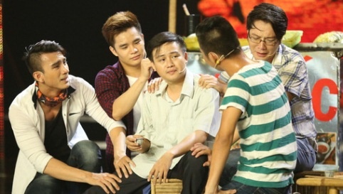 Nhom kich tre TP HCM oan minh tim duong ton tai hinh anh