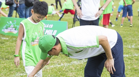 Cong Vinh huong dan con trai Jennifer Pham da bong hinh anh