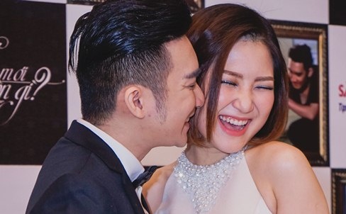 Quang Ha hon Huong Tram trong hop bao hinh anh