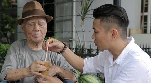 Hoc tro Quang Dung dua nhac si Nguyen Van Ty di uong ca phe hinh anh