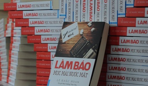 Le Khac Hoan ra mat cuon sach ve nghe bao hinh anh