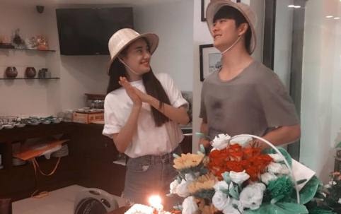 Nha Phuong than thiet voi Kang Tae Oh tren phim truong hinh anh