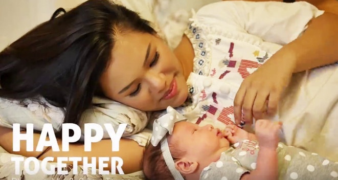 Phuong Vy va chong Tay song ca ben con gai cung hinh anh