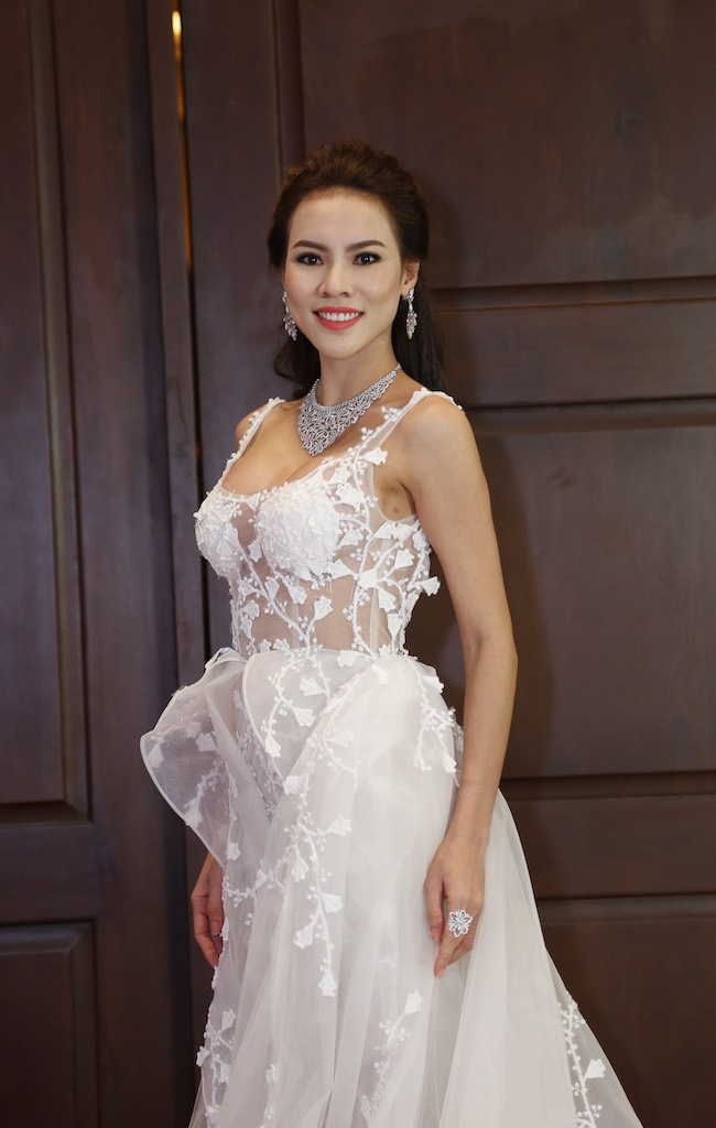 Le Quyen khoe vong mot nong bong anh 1