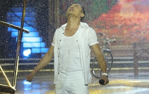 Quy Binh tam mua tren san khau Tinh Bolero hinh anh