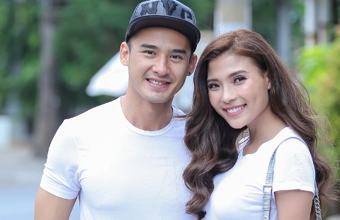 Luong The Thanh - Thuy Diem mac ton sur ton di ghi hinh hinh anh