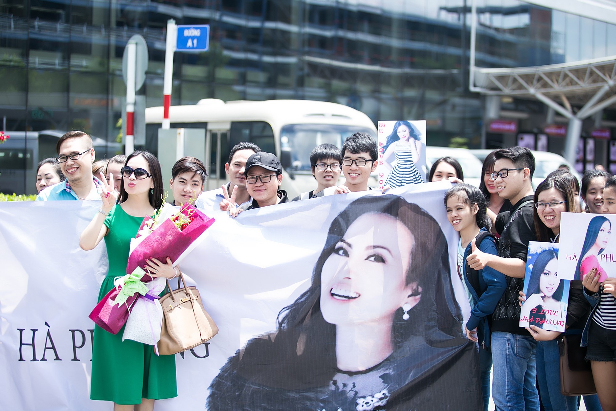 Ha Phuong ve nuoc bang may bay rieng anh 3