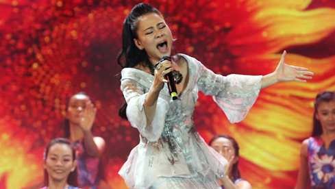 Thu Minh mac ruom ra trong chuong trinh nhac cach mang hinh anh