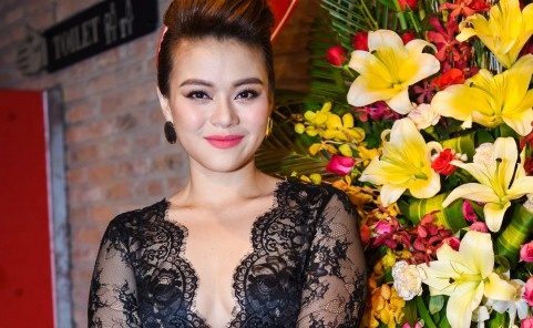 Hai Yen Idol dien dam co khoet sau trong hop bao hinh anh