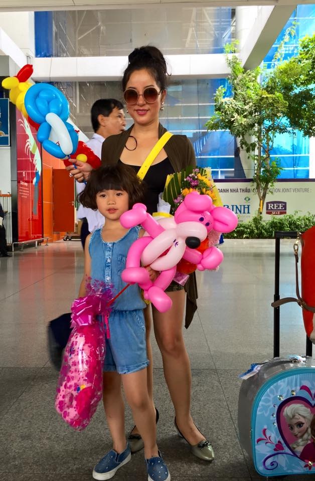 Thúy Nga đưa con về Việt Nam ảnh 1 Thuy Nga dua con ve Viet Nam anh 1