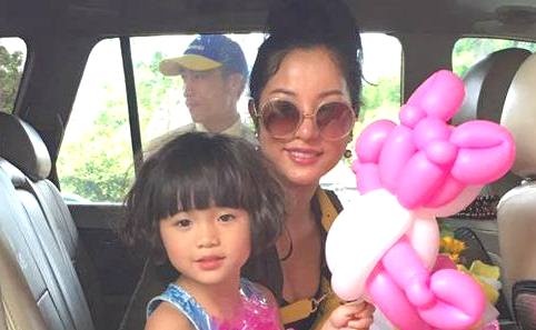 Thuy Nga dua con gai ve nuoc sau scandal voi chong cu hinh anh