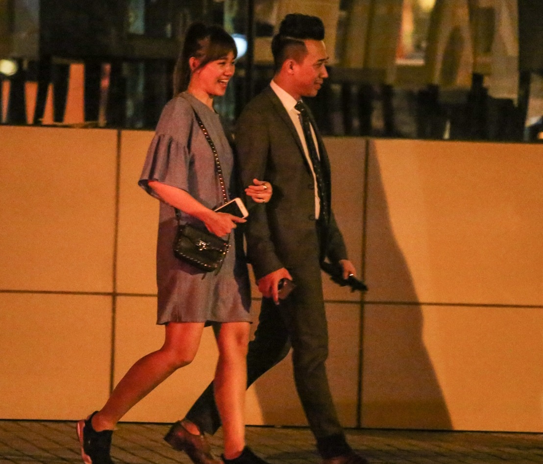 Tran Thanh nam tay Hari Won sau khi cau hon anh 1