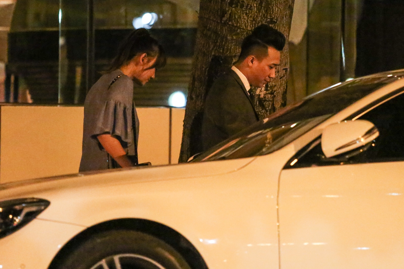 Tran Thanh nam tay Hari Won sau khi cau hon anh 5