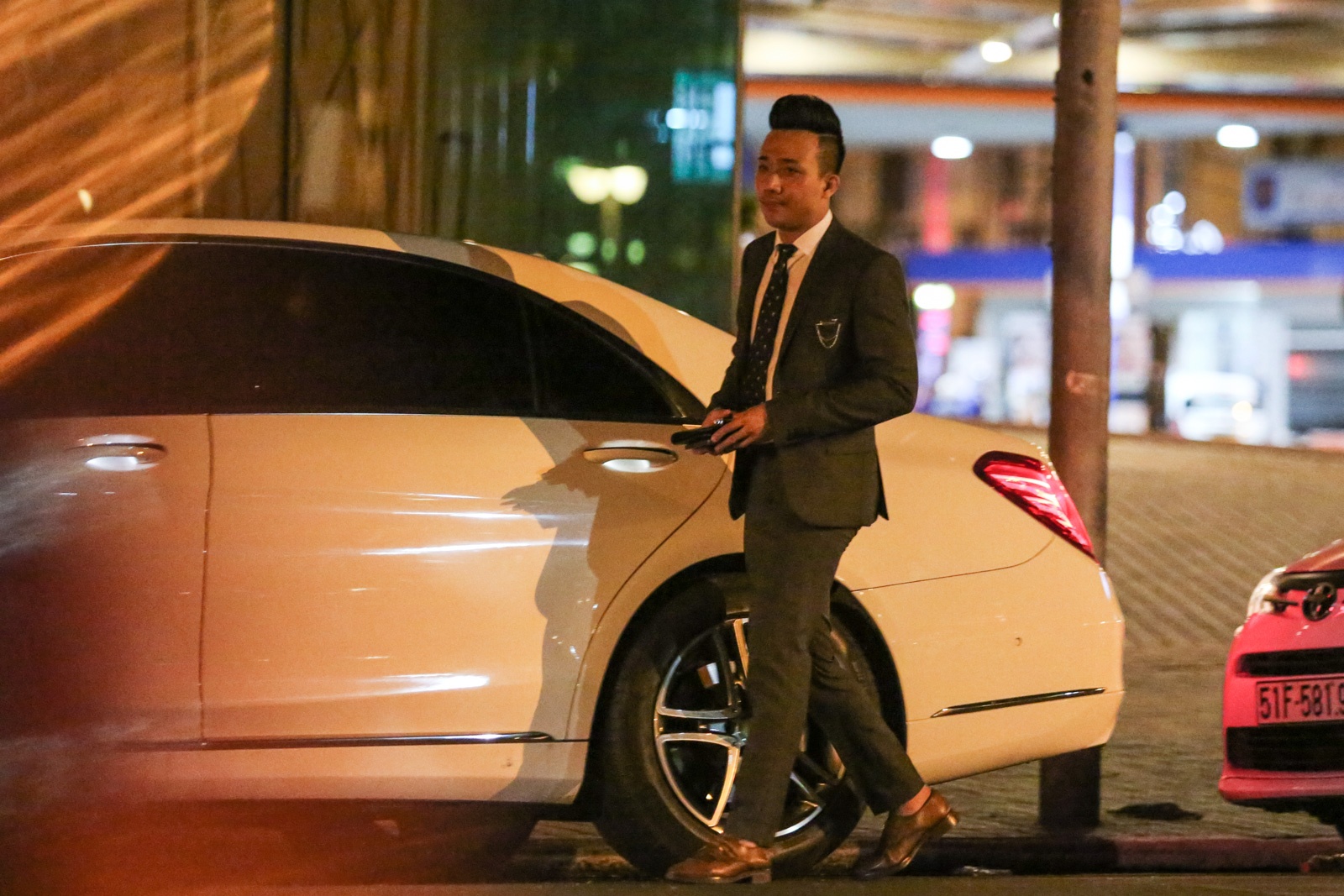 Tran Thanh nam tay Hari Won sau khi cau hon anh 6