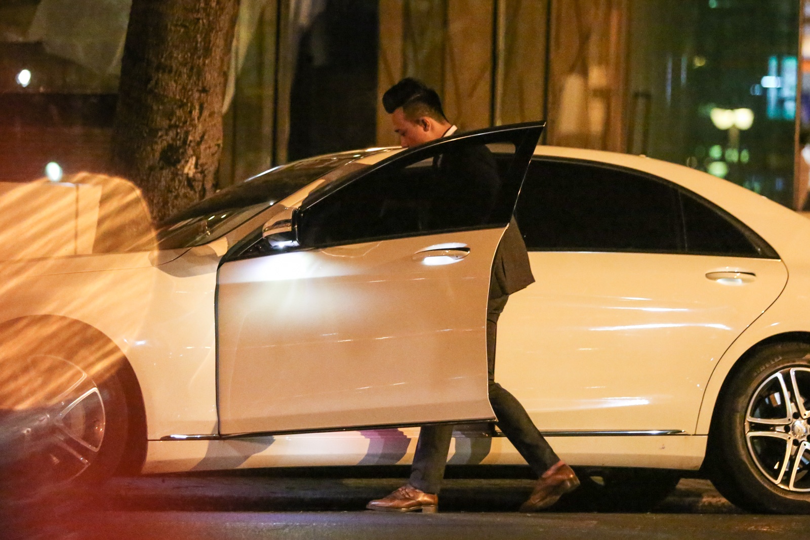 Tran Thanh nam tay Hari Won sau khi cau hon anh 7