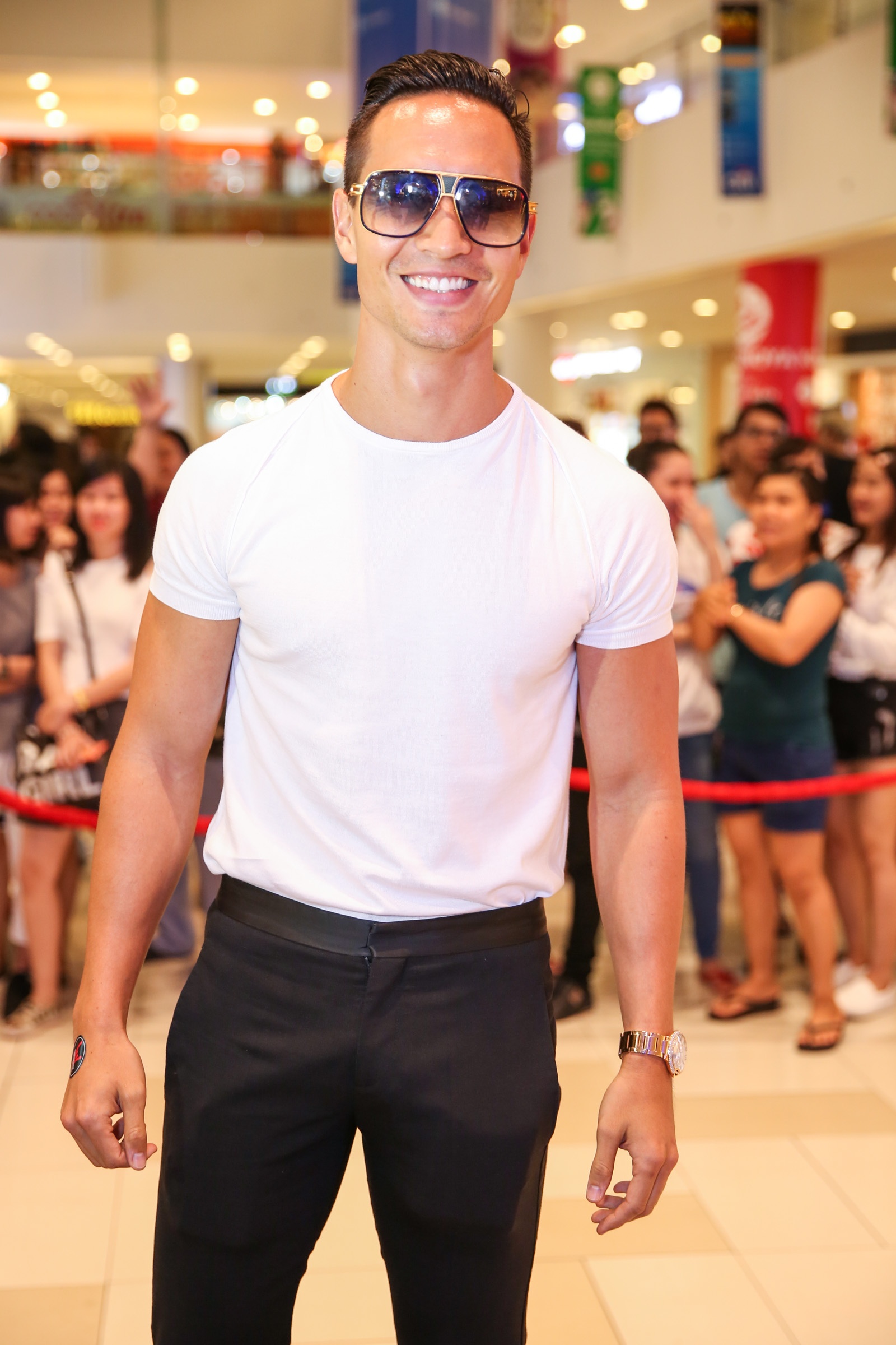 Ngọc Trinh diện đầm gợi cảm ra mắt phim ảnh 8 Ngoc Trinh dien dam goi cam ra mat phim anh 8