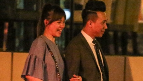 Tran Thanh nam tay Hari Won dao pho sau khi cau hon hinh anh