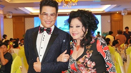 MC Thanh Bach va ba chu Thuy Nga Paris By Night lam dam cuoi hinh anh