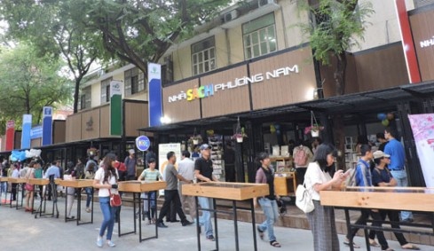 Nhieu hoat dong hap dan tren duong sach TP HCM cuoi thang 7 hinh anh