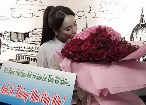 Trường Giang tặng hoa Nhã Phương ảnh 2 Truong Giang tang hoa Nha Phuong anh 2