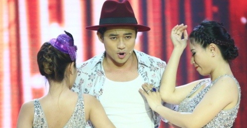 Quy Binh va Minh Luan cung yeu nu ca si tren san khau hinh anh