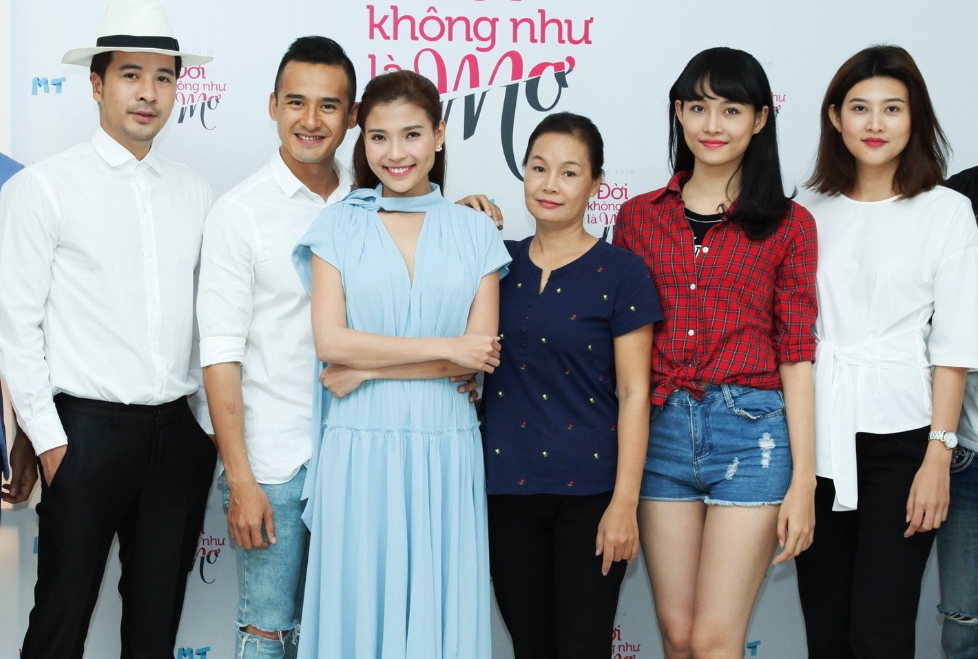 Luong The Thanh-Thuy Diem quan quyt trong su kien anh 7