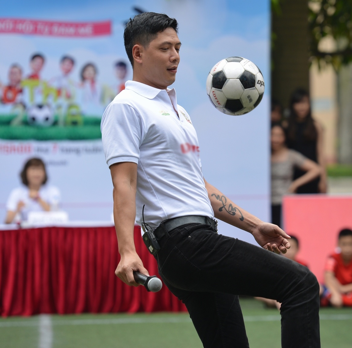 Binh Minh dua vo con di xem da bong anh 1