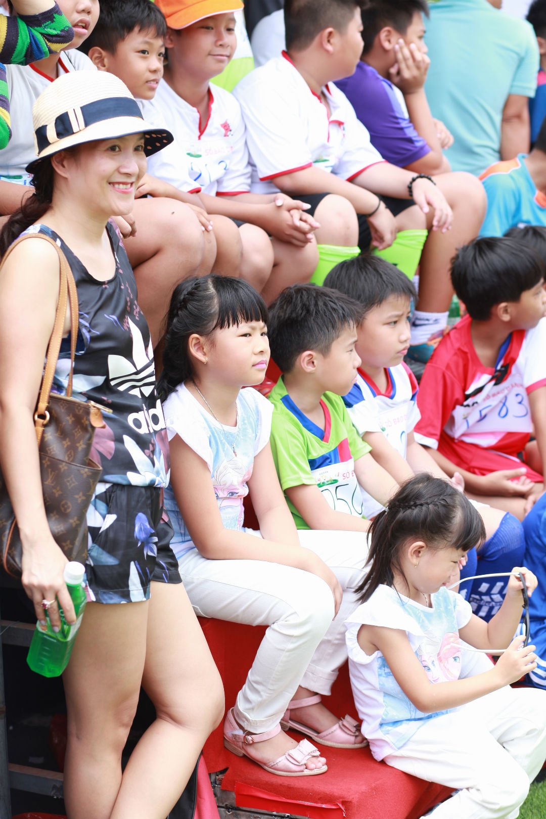 Binh Minh dua vo con di xem da bong anh 4