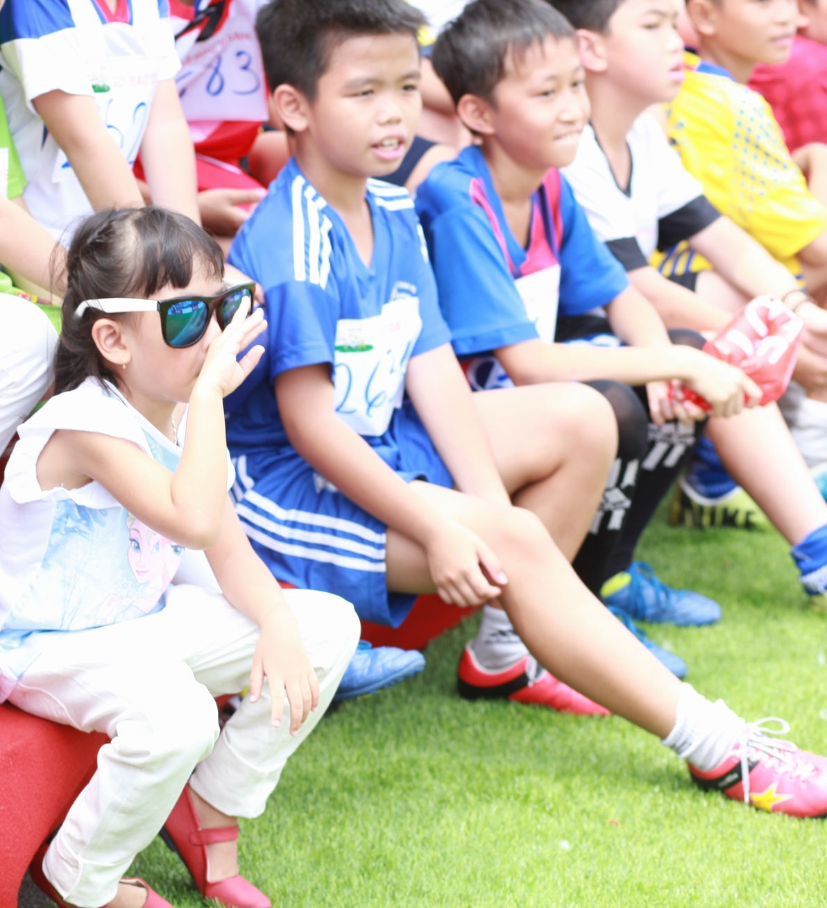 Binh Minh dua vo con di xem da bong anh 5