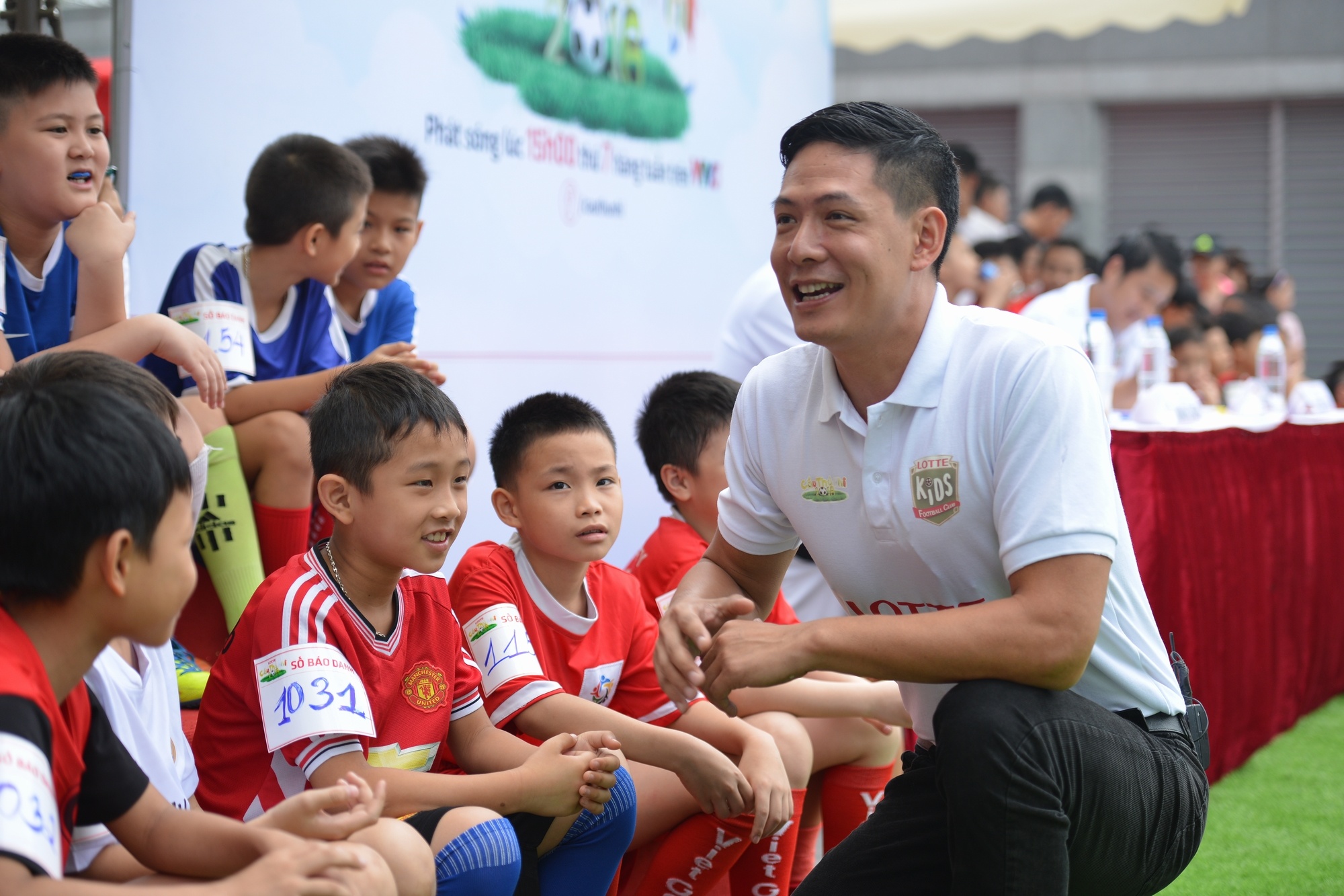 Binh Minh dua vo con di xem da bong anh 3