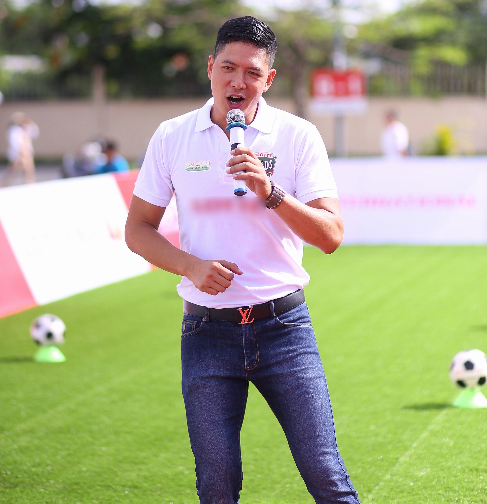 Binh Minh dua vo con di xem da bong anh 2