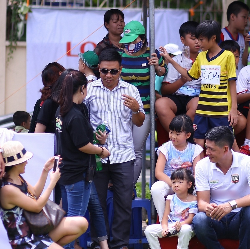 Binh Minh dua vo con di xem da bong anh 7