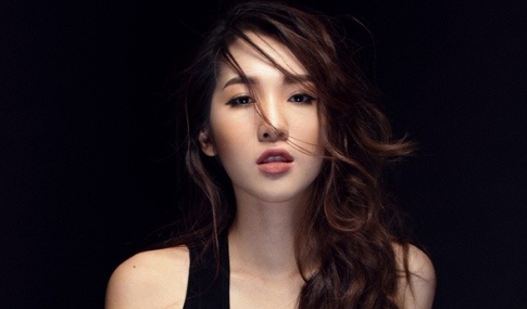 Emily quyen ru voi dam co khoet sau hinh anh