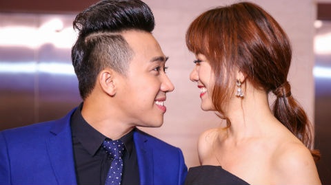 Tran Thanh - Hari Won nhin nhau say dam o su kien hinh anh