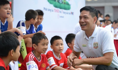 Binh Minh dua vo va hai con gai di xem da bong hinh anh