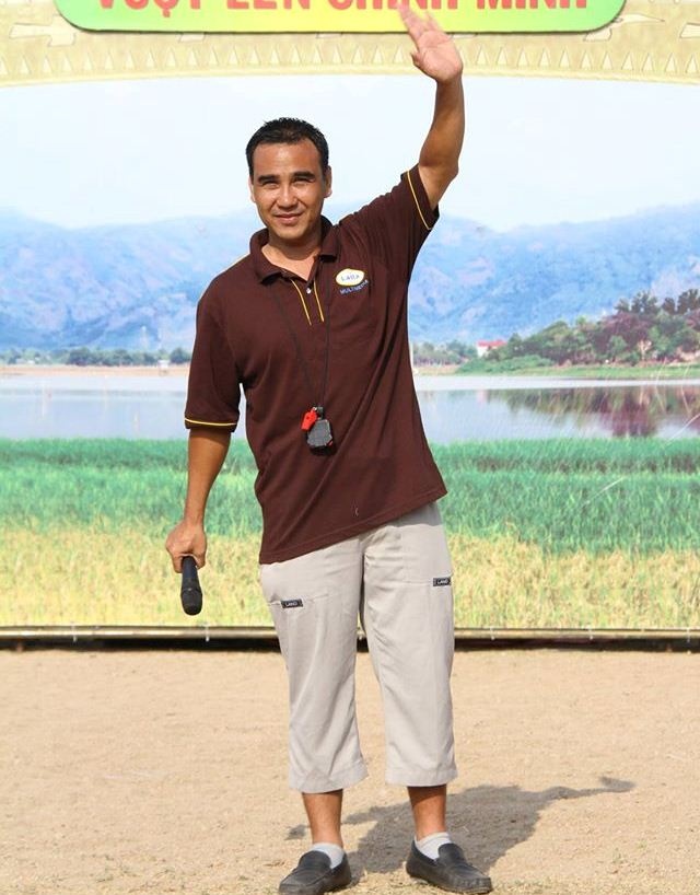 Quyen Linh an com voi nuoc mam anh 1