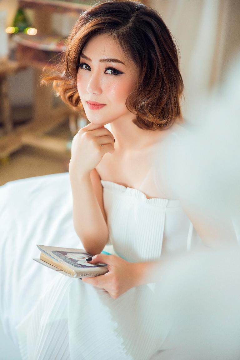 Huong Tram nu tinh voi dam trang anh 1