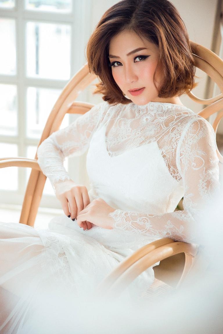 Huong Tram nu tinh voi dam trang anh 3